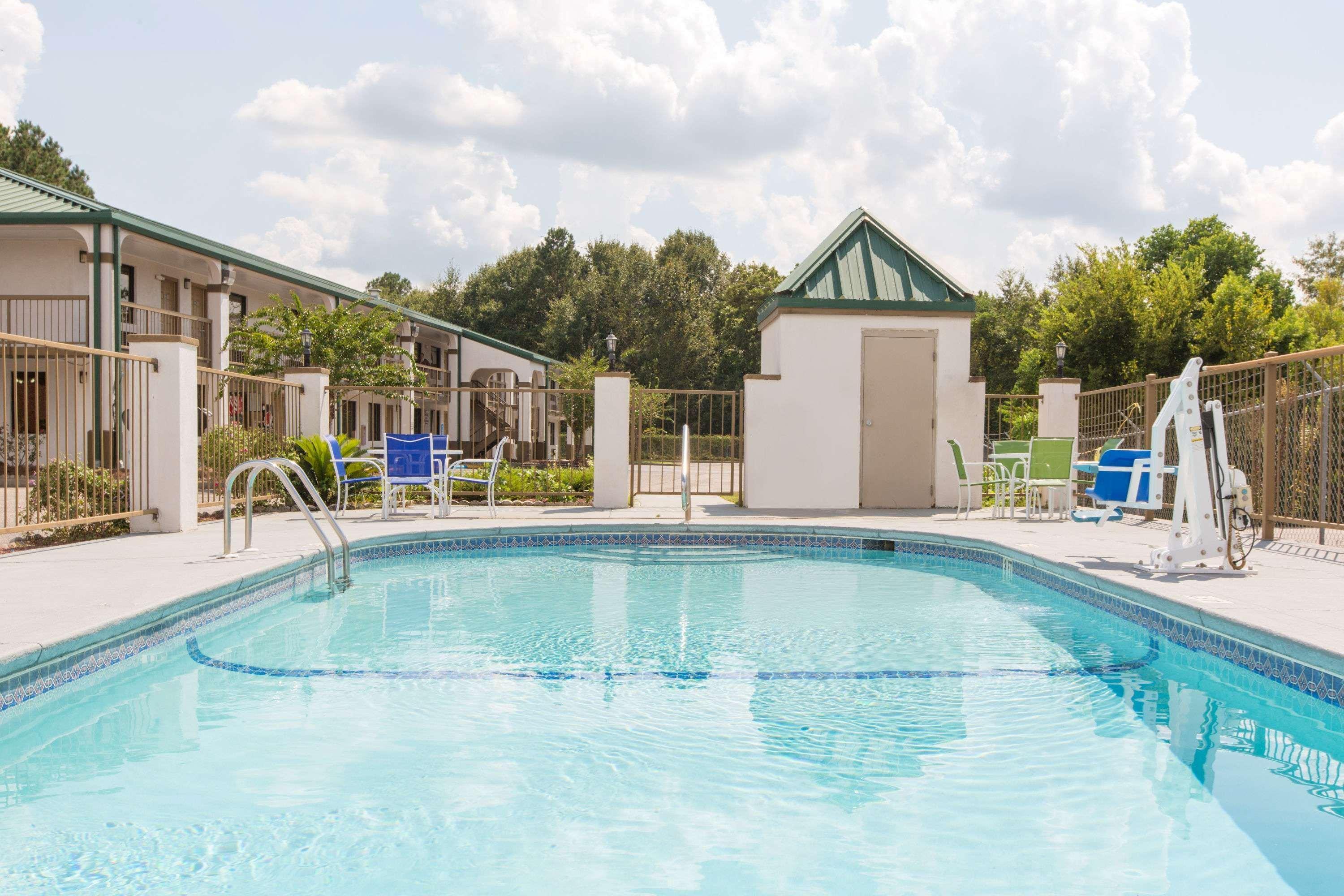 Super 8 By Wyndham Dothan Motel Exterior photo